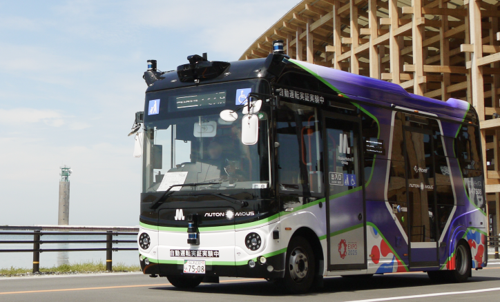 自動運転のe Moverが万博会場内を走行する画像
