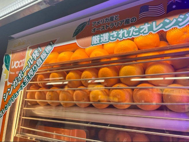 大人気！生搾りオレンジジュースの自販機をOsaka Metro 駅構内に
