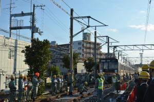 電車線に電気が通っていないか確認している写真