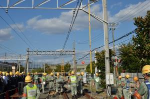 電車線の定規測定を行っている写真